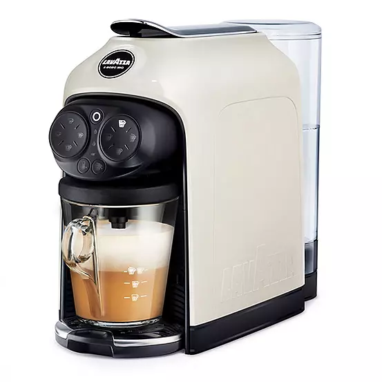 Máquina automática Nespresso Vertuo Pop utilizada para crear espresso con  cápsulas de aluminio. Cápsulas de metal Il Caffe alrededor de la cafetera  Krups, para hacer café Fotografía de stock - Alamy